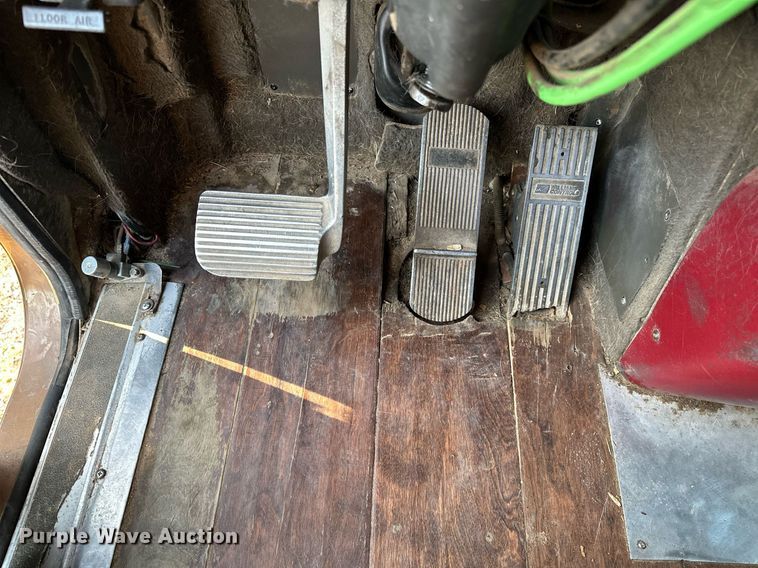 image for item DP3204 1999 International 9300  semi truck