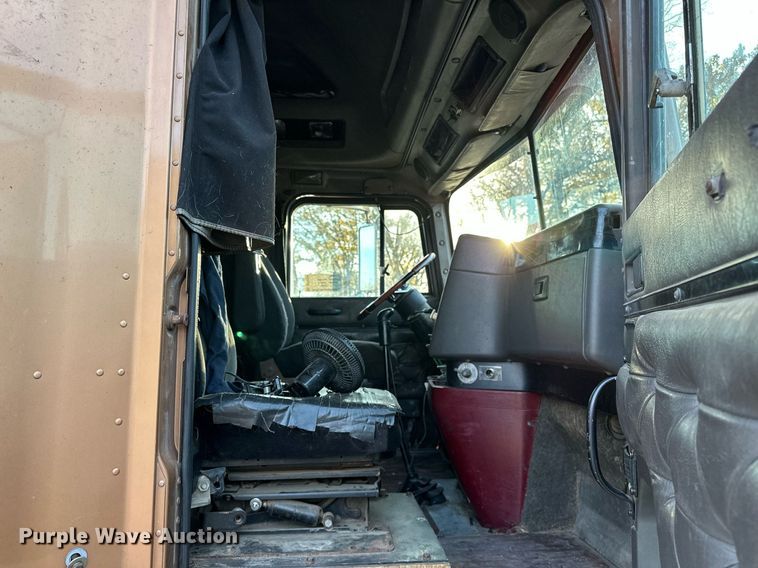 image for item DP3204 1999 International 9300  semi truck