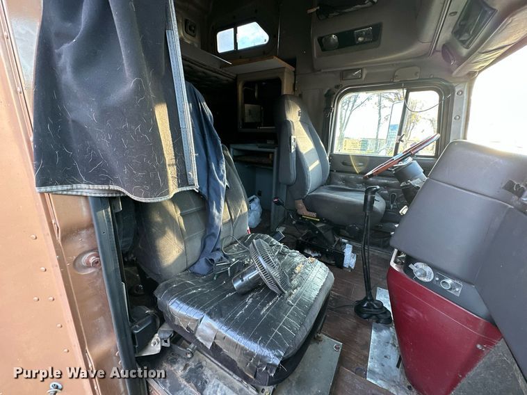 image for item DP3204 1999 International 9300  semi truck