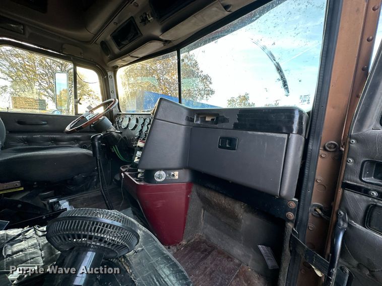 image for item DP3204 1999 International 9300  semi truck