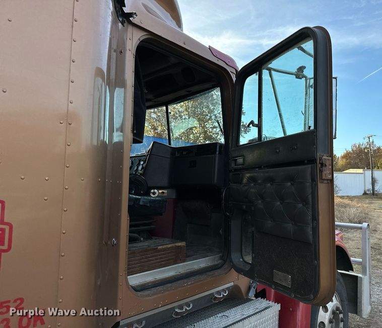 image for item DP3204 1999 International 9300  semi truck