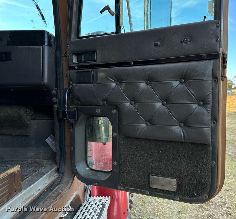 image for item DP3204 1999 International 9300  semi truck