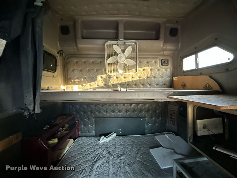 image for item DP3204 1999 International 9300  semi truck