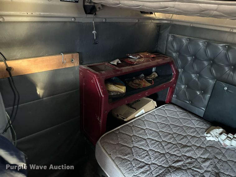 image for item DP3204 1999 International 9300  semi truck