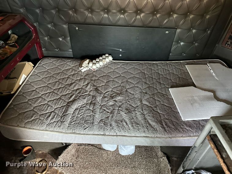 image for item DP3204 1999 International 9300  semi truck