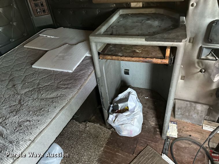 image for item DP3204 1999 International 9300  semi truck