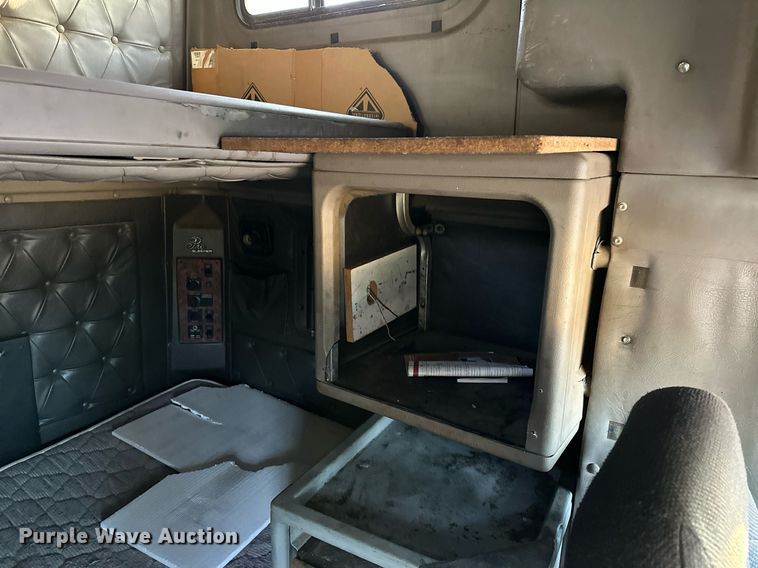 image for item DP3204 1999 International 9300  semi truck