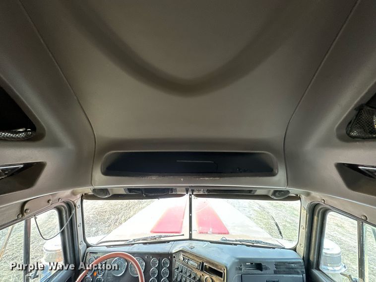 image for item DP3204 1999 International 9300  semi truck