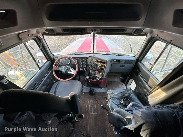 image for item DP3204 1999 International 9300  semi truck