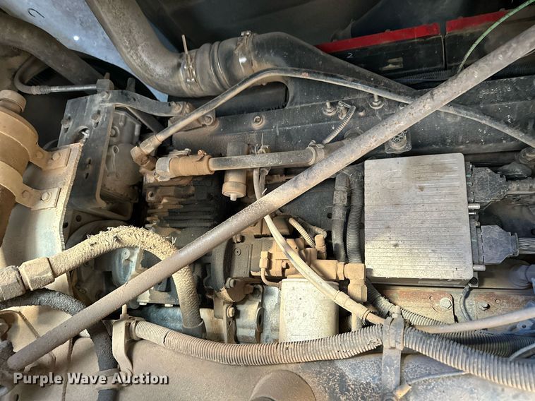 image for item DP3204 1999 International 9300  semi truck