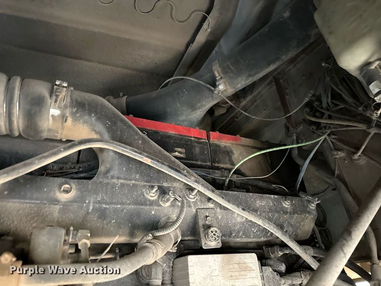 image for item DP3204 1999 International 9300  semi truck