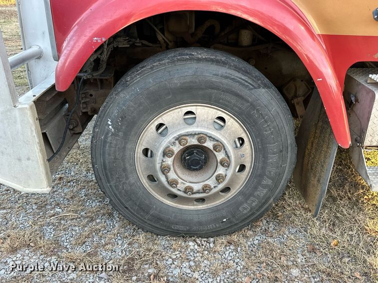 image for item DP3204 1999 International 9300  semi truck