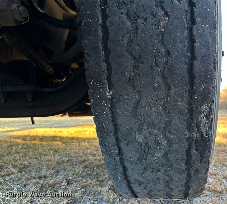 image for item DP3204 1999 International 9300  semi truck