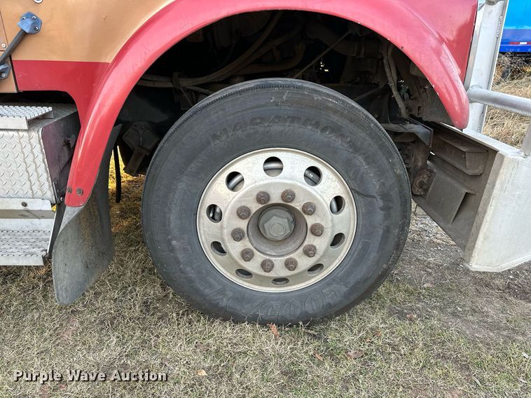 image for item DP3204 1999 International 9300  semi truck