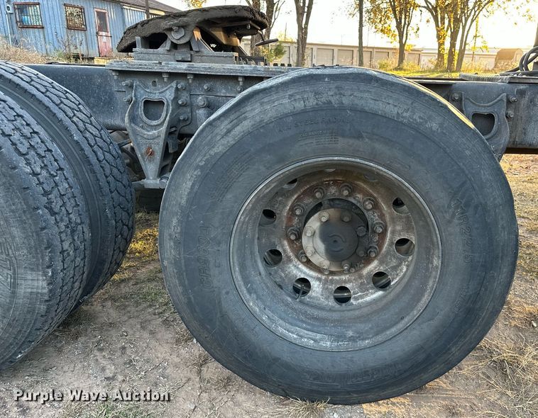 image for item DP3204 1999 International 9300  semi truck