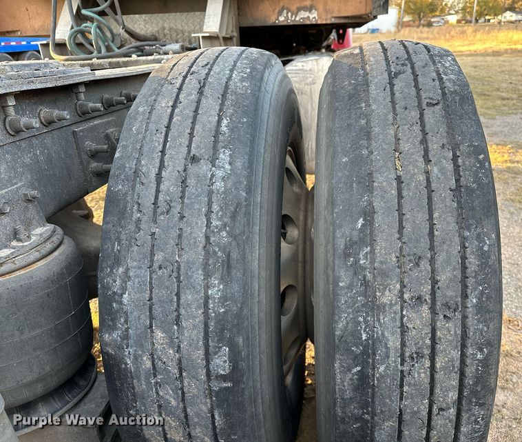 image for item DP3204 1999 International 9300  semi truck