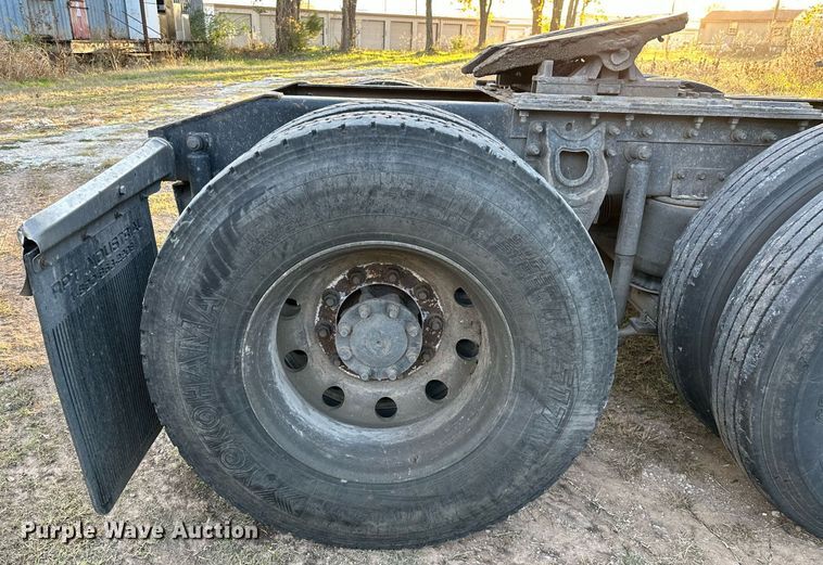 image for item DP3204 1999 International 9300  semi truck