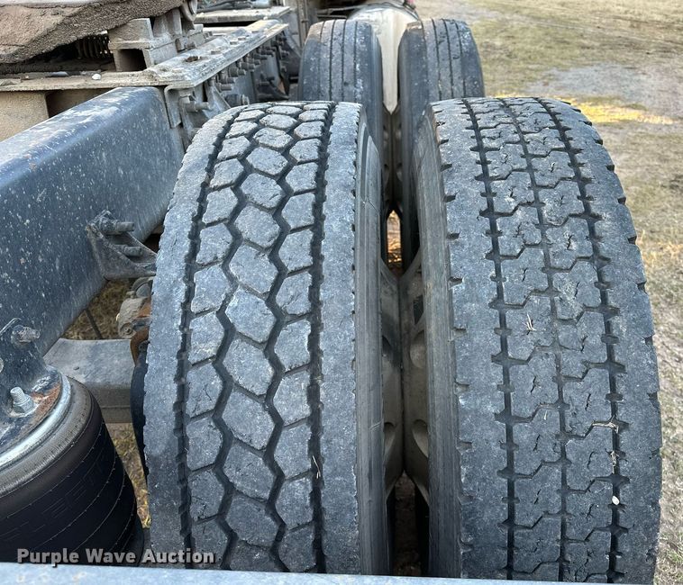 image for item DP3204 1999 International 9300  semi truck