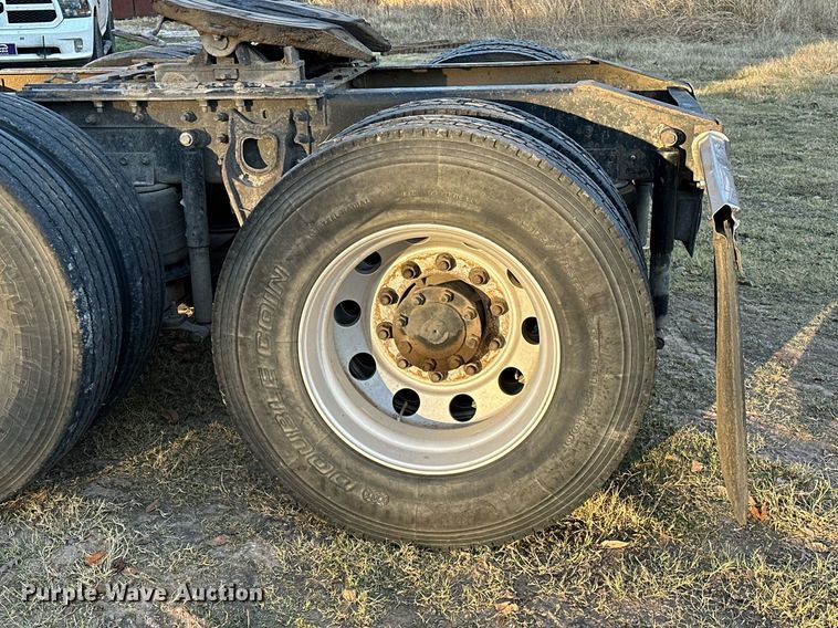 image for item DP3204 1999 International 9300  semi truck