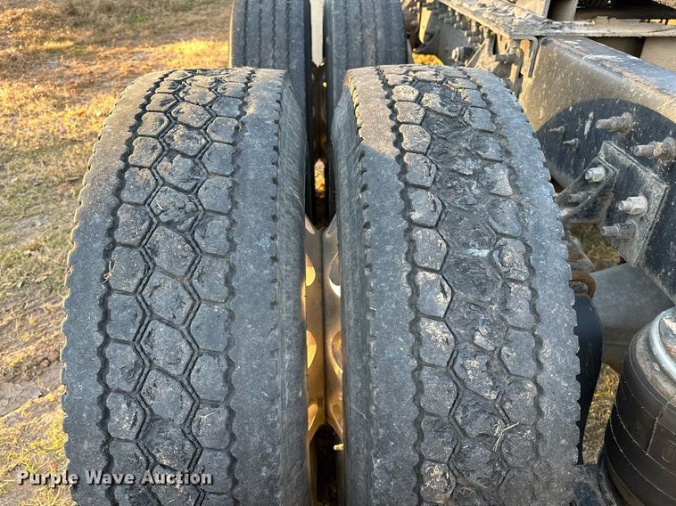 image for item DP3204 1999 International 9300  semi truck