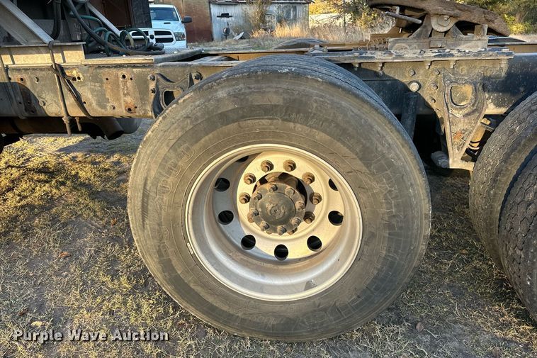 image for item DP3204 1999 International 9300  semi truck