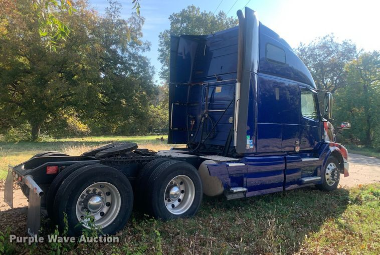 image for item DP8759 2015 Volvo VNL670  semi truck