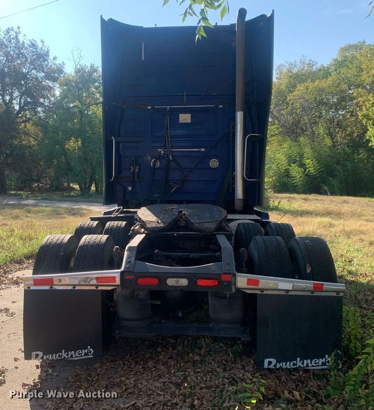 image for item DP8759 2015 Volvo VNL670  semi truck