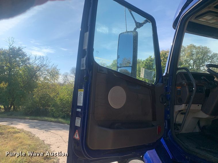 image for item DP8759 2015 Volvo VNL670  semi truck