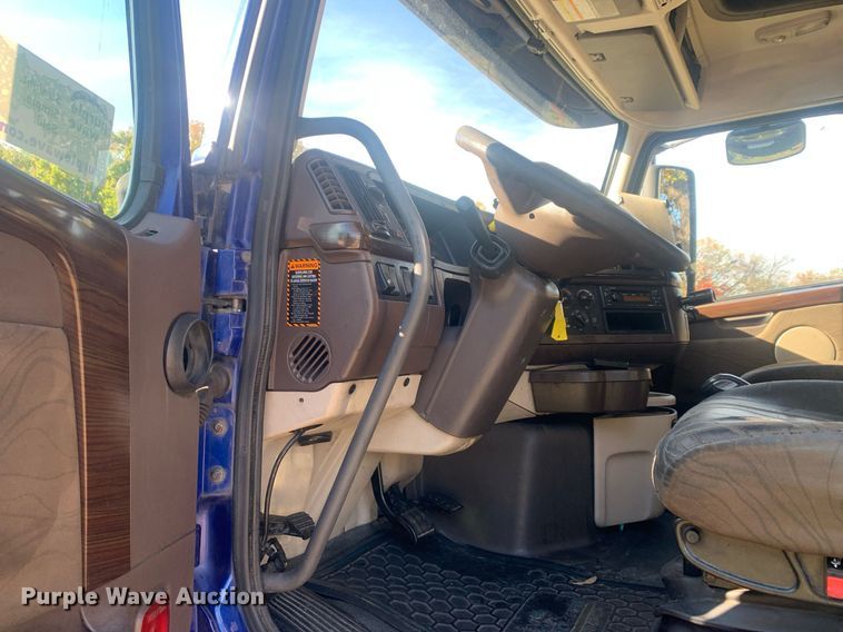 image for item DP8759 2015 Volvo VNL670  semi truck