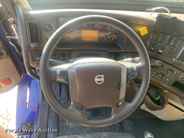 image for item DP8759 2015 Volvo VNL670  semi truck