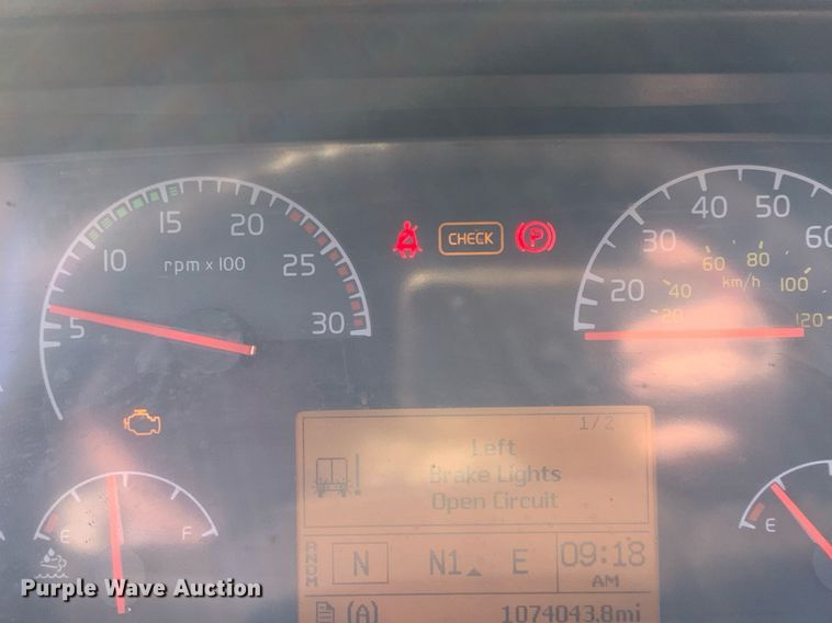 image for item DP8759 2015 Volvo VNL670  semi truck