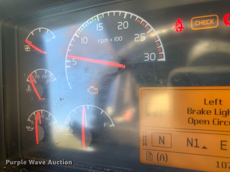 image for item DP8759 2015 Volvo VNL670  semi truck