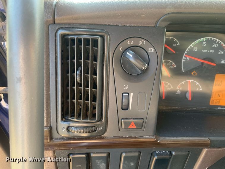 image for item DP8759 2015 Volvo VNL670  semi truck