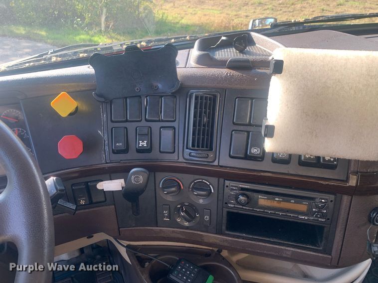 image for item DP8759 2015 Volvo VNL670  semi truck