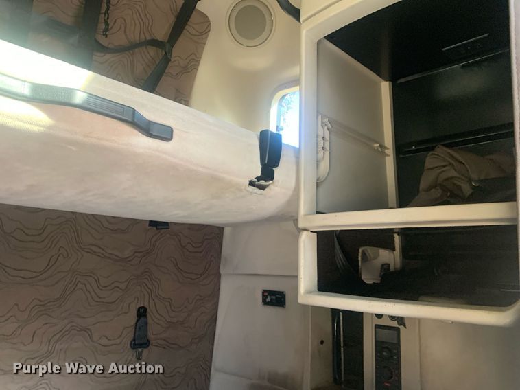 image for item DP8759 2015 Volvo VNL670  semi truck