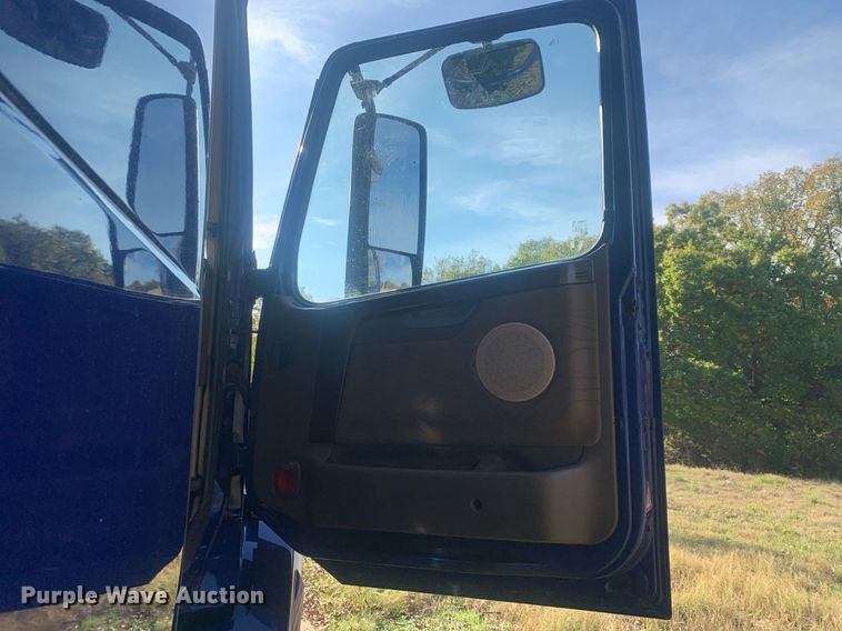 image for item DP8759 2015 Volvo VNL670  semi truck