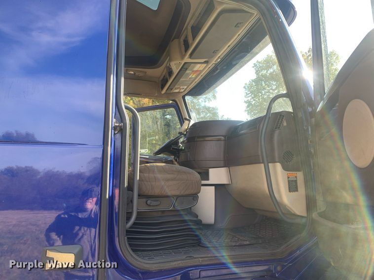 image for item DP8759 2015 Volvo VNL670  semi truck