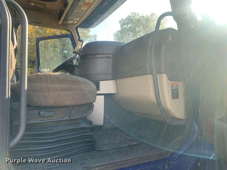 image for item DP8759 2015 Volvo VNL670  semi truck