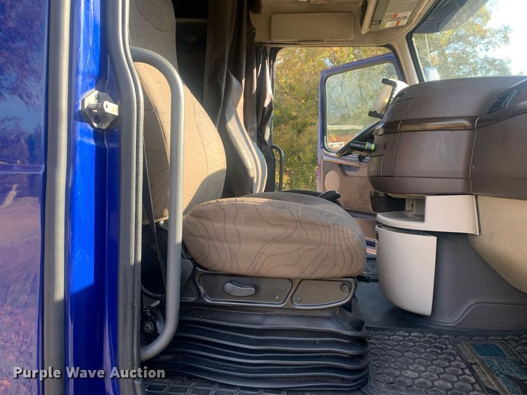 image for item DP8759 2015 Volvo VNL670  semi truck