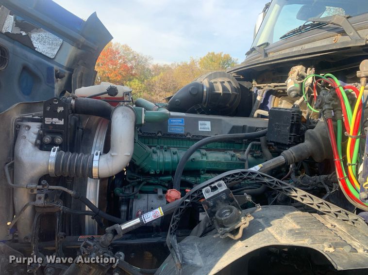 image for item DP8759 2015 Volvo VNL670  semi truck