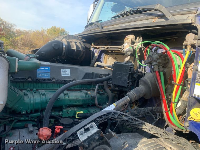 image for item DP8759 2015 Volvo VNL670  semi truck