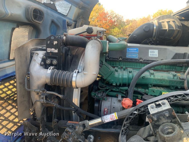 image for item DP8759 2015 Volvo VNL670  semi truck