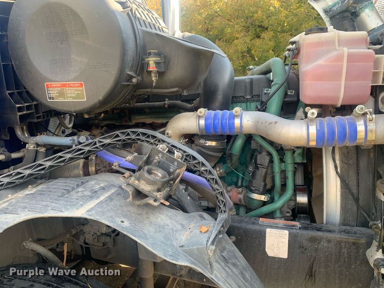 image for item DP8759 2015 Volvo VNL670  semi truck