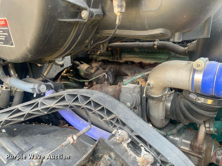 image for item DP8759 2015 Volvo VNL670  semi truck