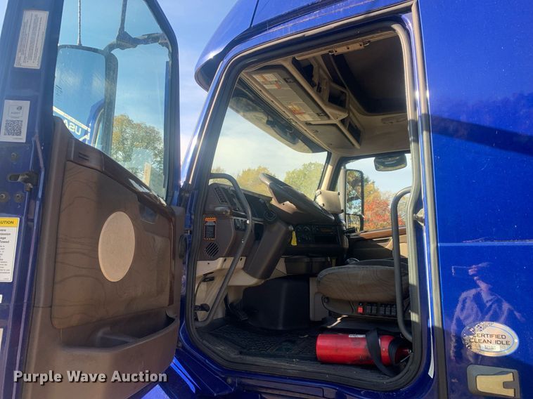 image for item DP8759 2015 Volvo VNL670  semi truck