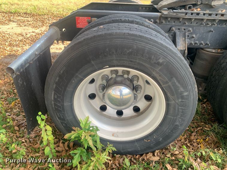 image for item DP8759 2015 Volvo VNL670  semi truck