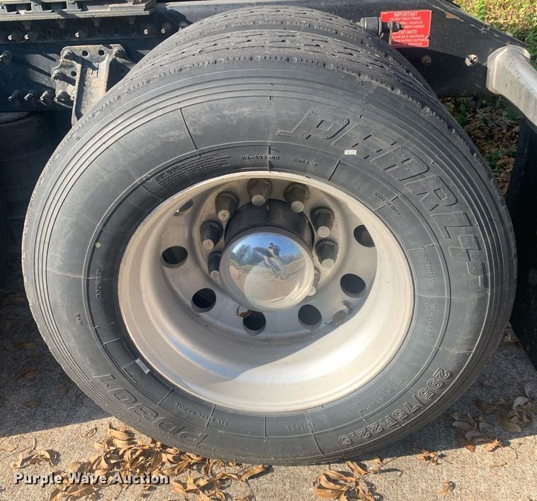 image for item DP8759 2015 Volvo VNL670  semi truck