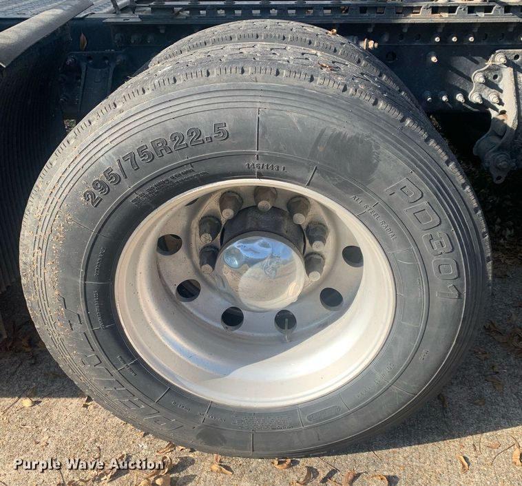 image for item DP8759 2015 Volvo VNL670  semi truck