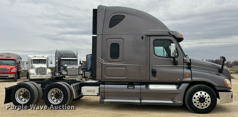 image for item DQ1059 2012 Freightliner Cascadia 125 semi truck