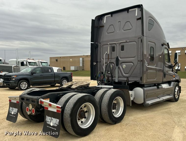 image for item DQ1059 2012 Freightliner Cascadia 125 semi truck